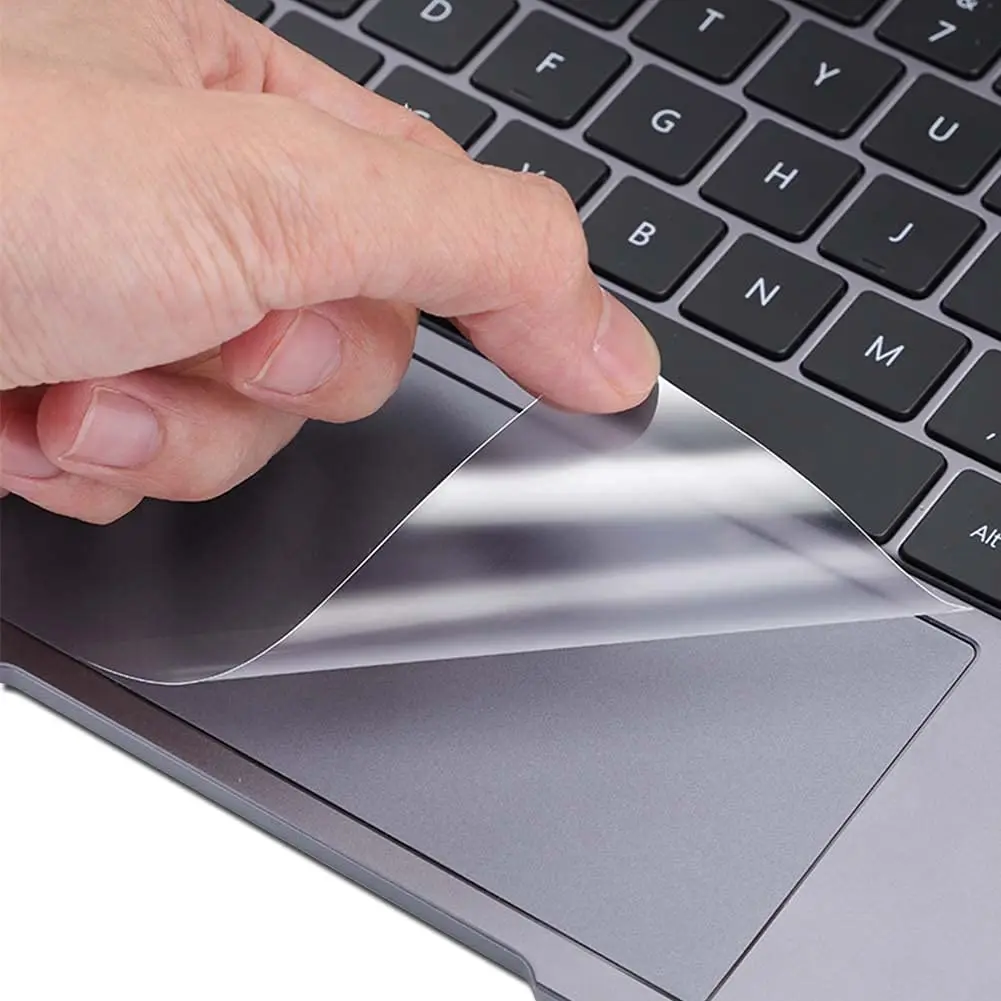 Un protector de panel táctil transparente antimanchas para MacBook M4/M3/M2 (2022-2025) modelos táctiles que protegen contra rayones invisiblemente