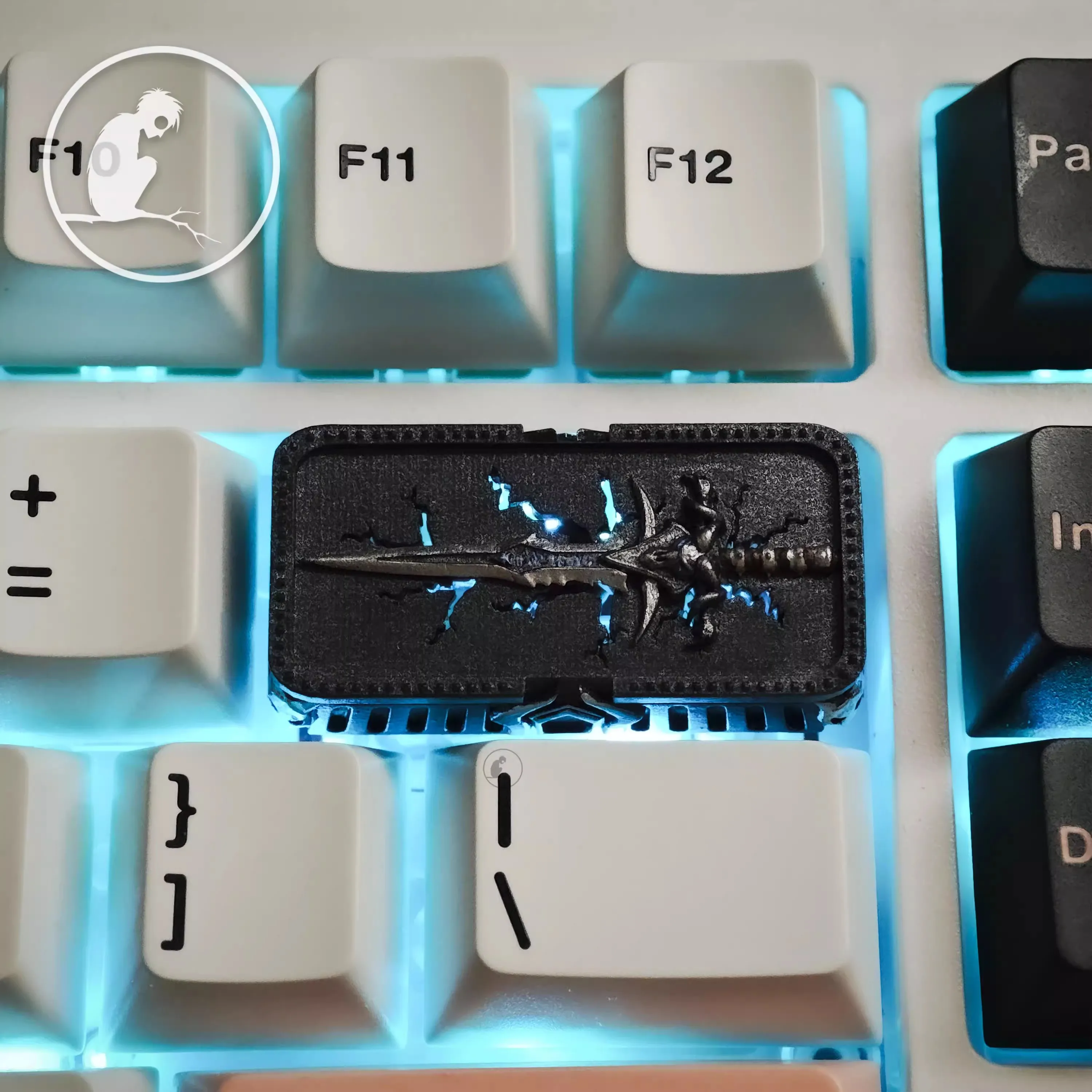 1 Piece Warcraft Frostmourne Keycap Handmade Resin Backlit Key Cap For MX Switch Mechanical Keyboard 2U Backspace R4 Height - imagen 4