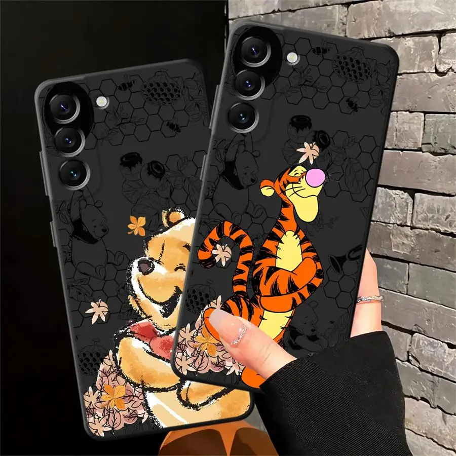 Funda para Samsung Galaxy A30 A15 A06 A04 A20 A13 A17 A05 A70 A50 A40 A16 A10 A12 funda negra suave para teléfono Disney Winnie The Pooh - imagen 5