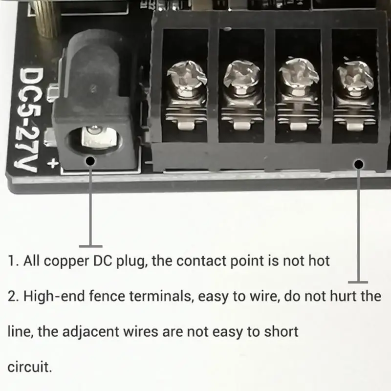 Un primer plano de una caja negra con un diagrama de un enchufe de DC