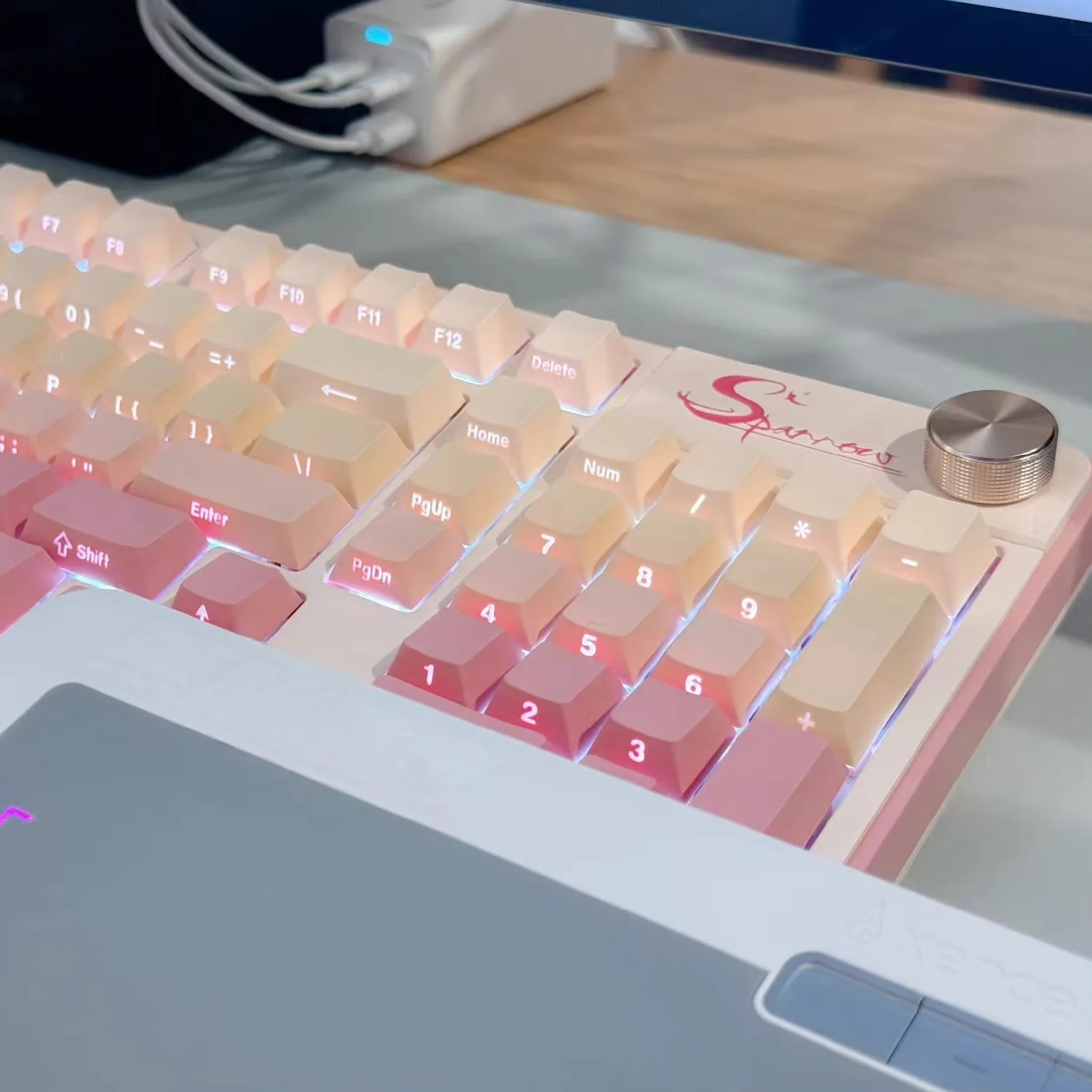 Teclado inalámbrico de tres modos 98, teclado para juegos personalizado ergonómico intercambiable en caliente, pantalla con retroiluminación RGB para teclado mecánico