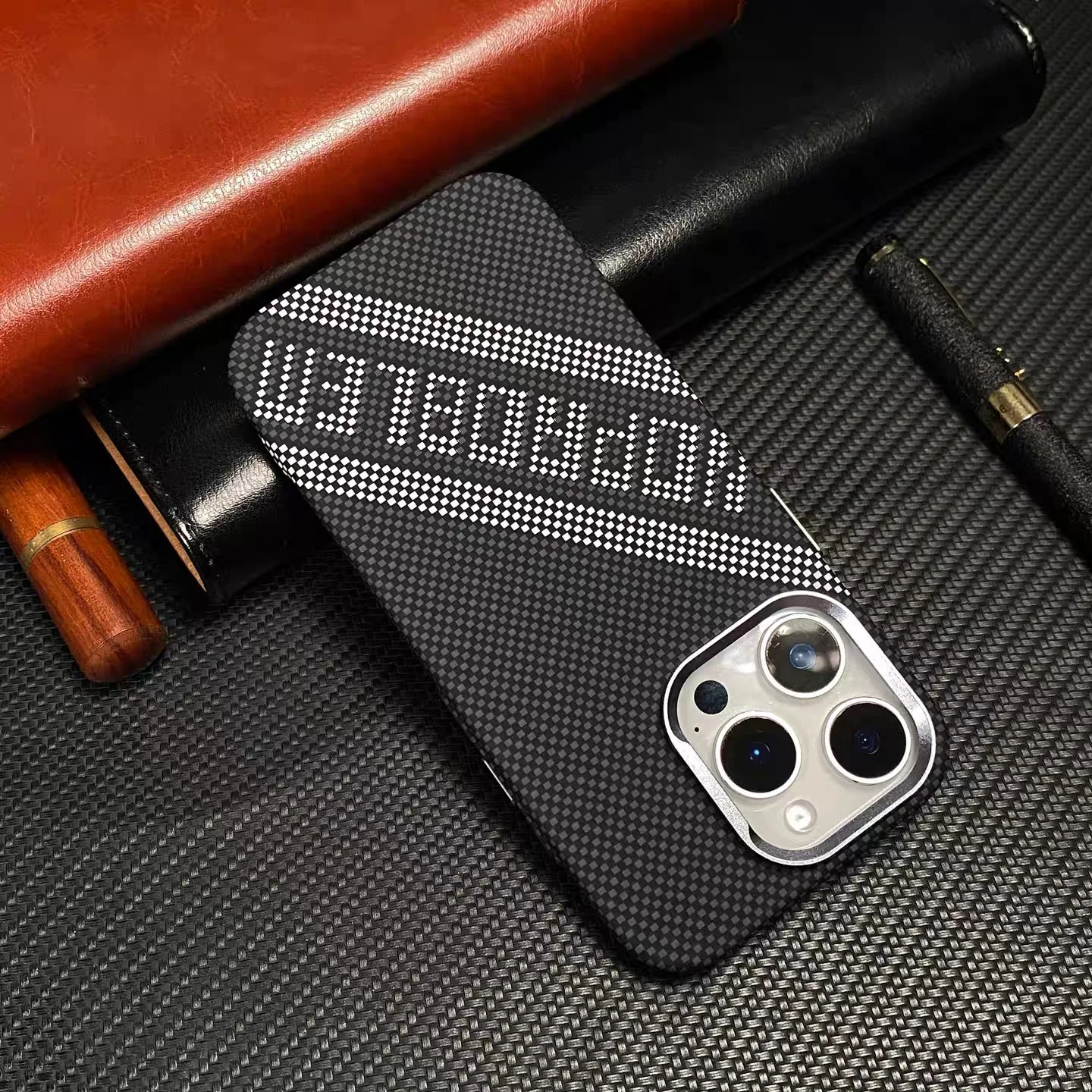 Para iPhone 17 16 15 Pro Max textura en relieve de fibra de carbono funda Magsafe carga inalámbrica magnética protección de lente de Metal cubierta dura - imagen 2