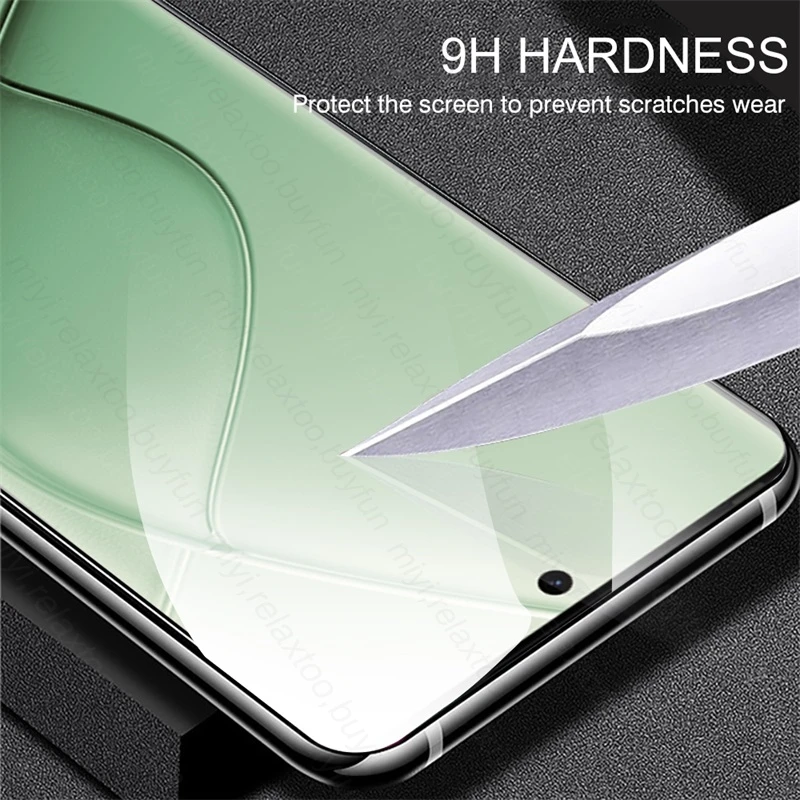 Un cuchillo está cortando un protector de pantalla para un teléfono celular