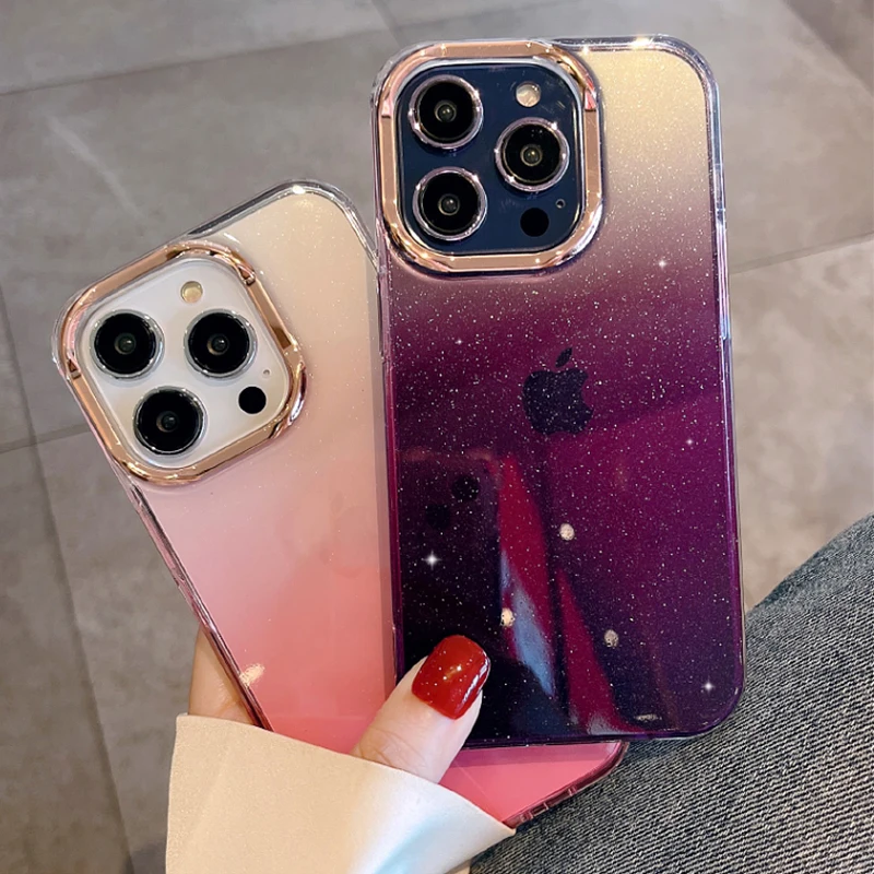 Una persona sostiene dos teléfonos celulares un rosa y otro morado