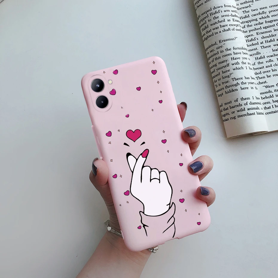 Un teléfono rosa con una mano y un corazón