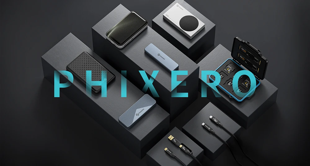 Una colección de dispositivos y accesorios electrónicos dispuestos sobre un patrón geométrico de cajas negras. Los dispositivos incluyen lo que parece ser un teléfono inteligente, un altavoz portátil, un banco de energía, un cable USB y un par de auriculares.