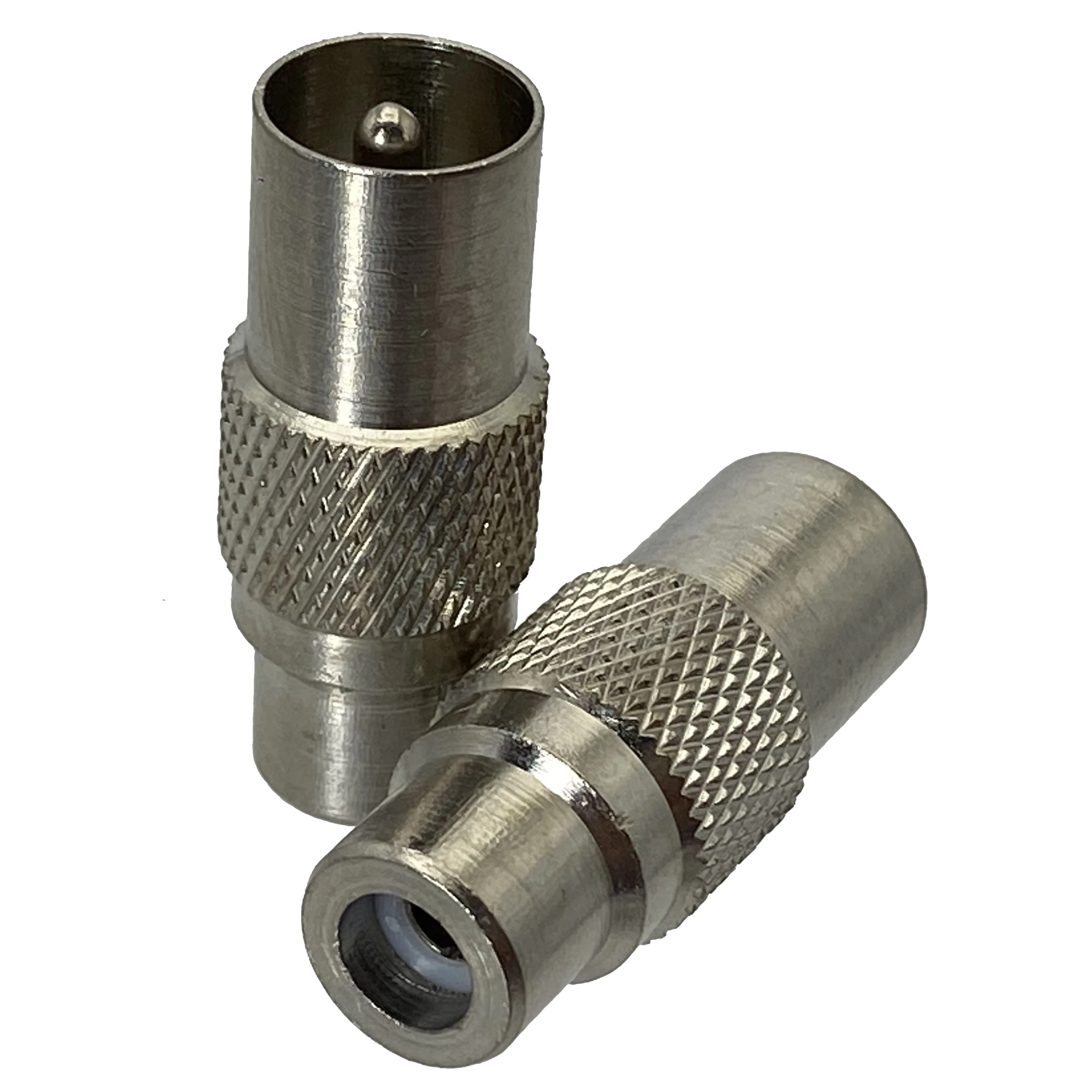 Un conector de metal plateado con un tornillo en la parte superior