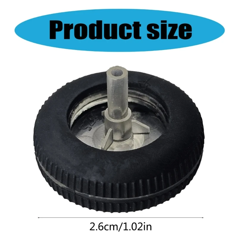 Una rueda negra con un centro plateado