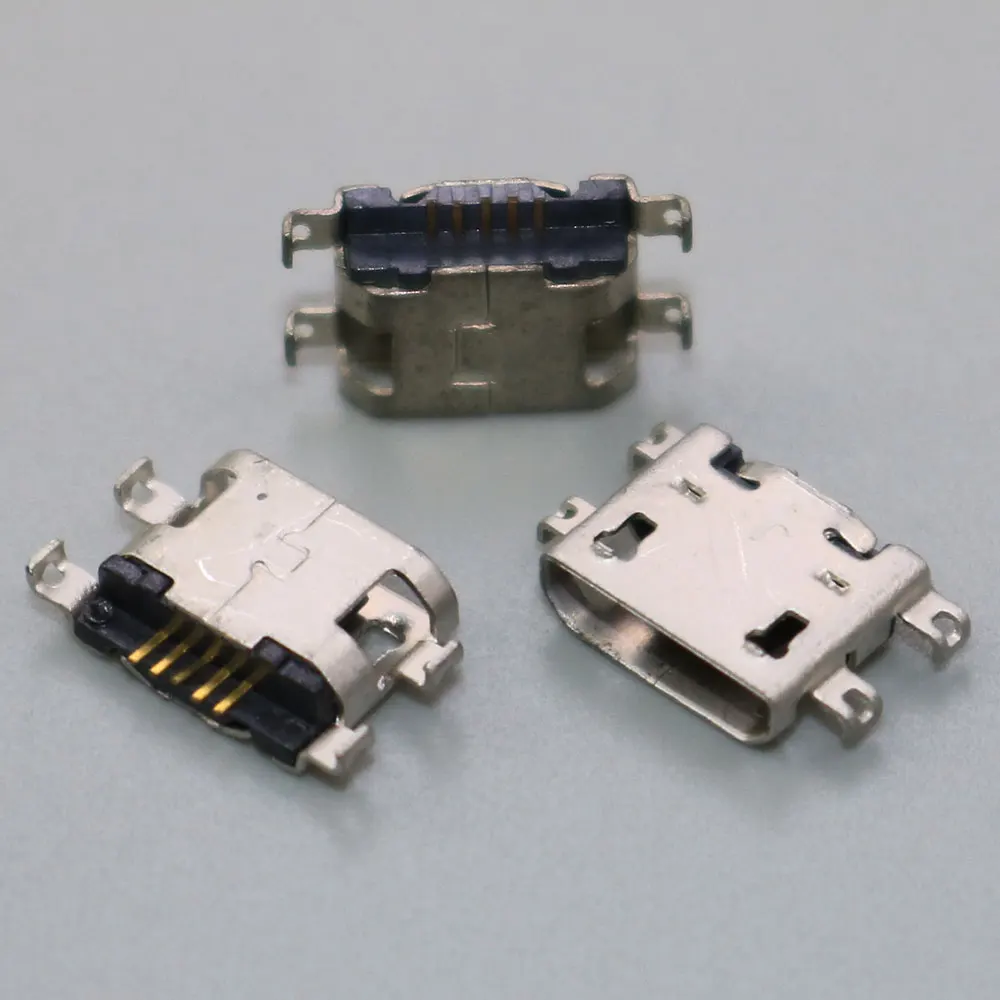 Tres componentes electrónicos pequeños están sobre un fondo blanco