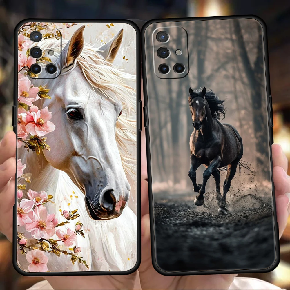 Funda de teléfono para OnePlus 13 12 11 10 9 Pro 9T 13R 12R 10R 9RT 10T 8T 8 Nord 2T CE 2 3 5G N30 cubierta negro blanco caballos galopando