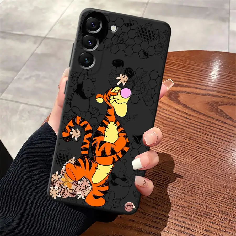 Funda para Samsung Galaxy A30 A15 A06 A04 A20 A13 A17 A05 A70 A50 A40 A16 A10 A12 funda negra suave para teléfono Disney Winnie The Pooh - imagen 4