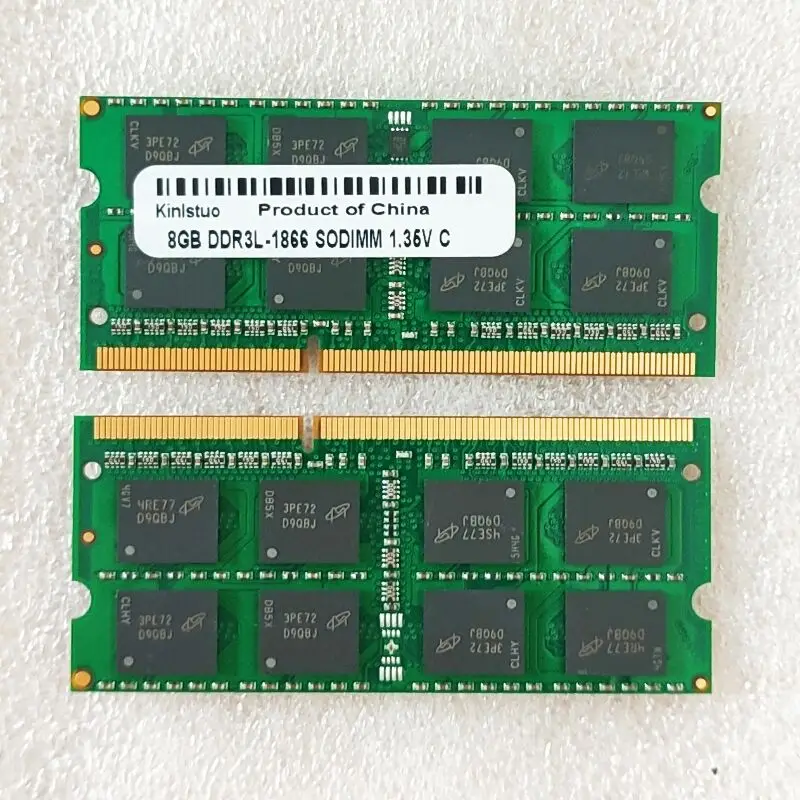 Dos tarjetas de memoria verde con etiquetas blancas