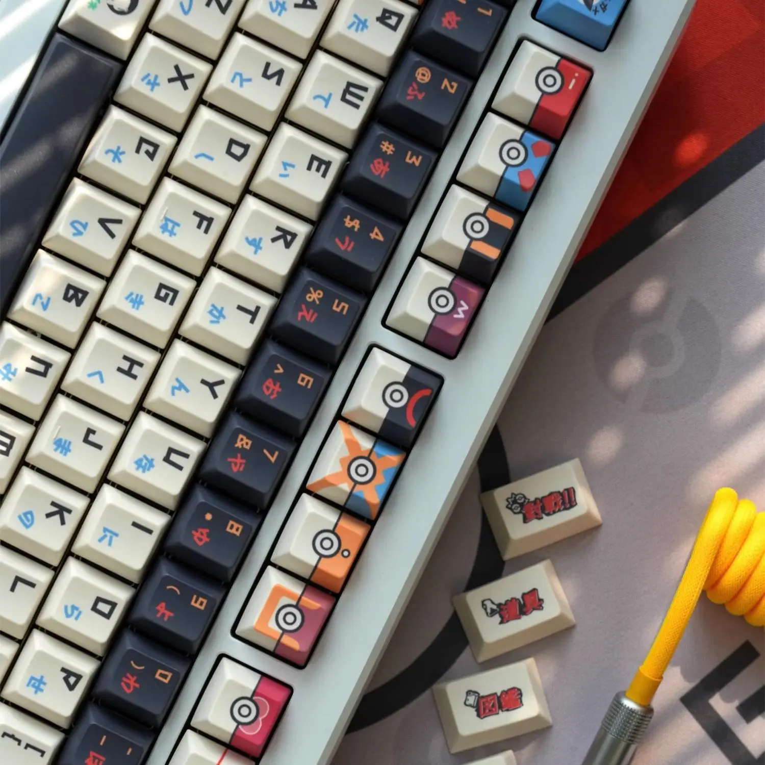 Anime periférico Pokemon Pokeball teclado teclas teclados mecánicos decoración única fábrica cereza altura R4 Gameboy regalo - imagen 4