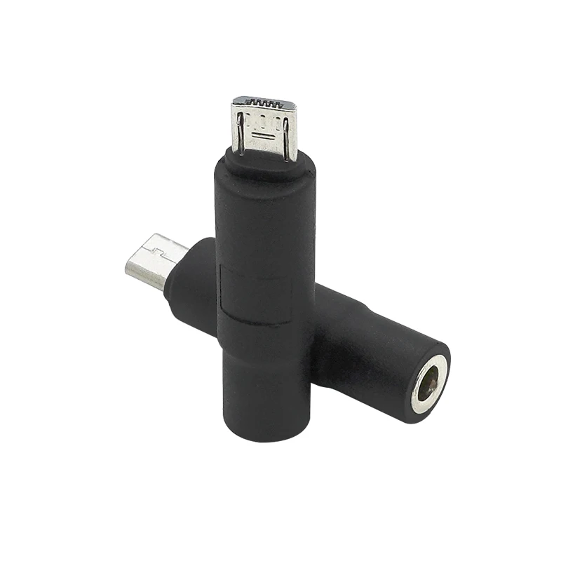 Un cable negro con un conector USB en el final