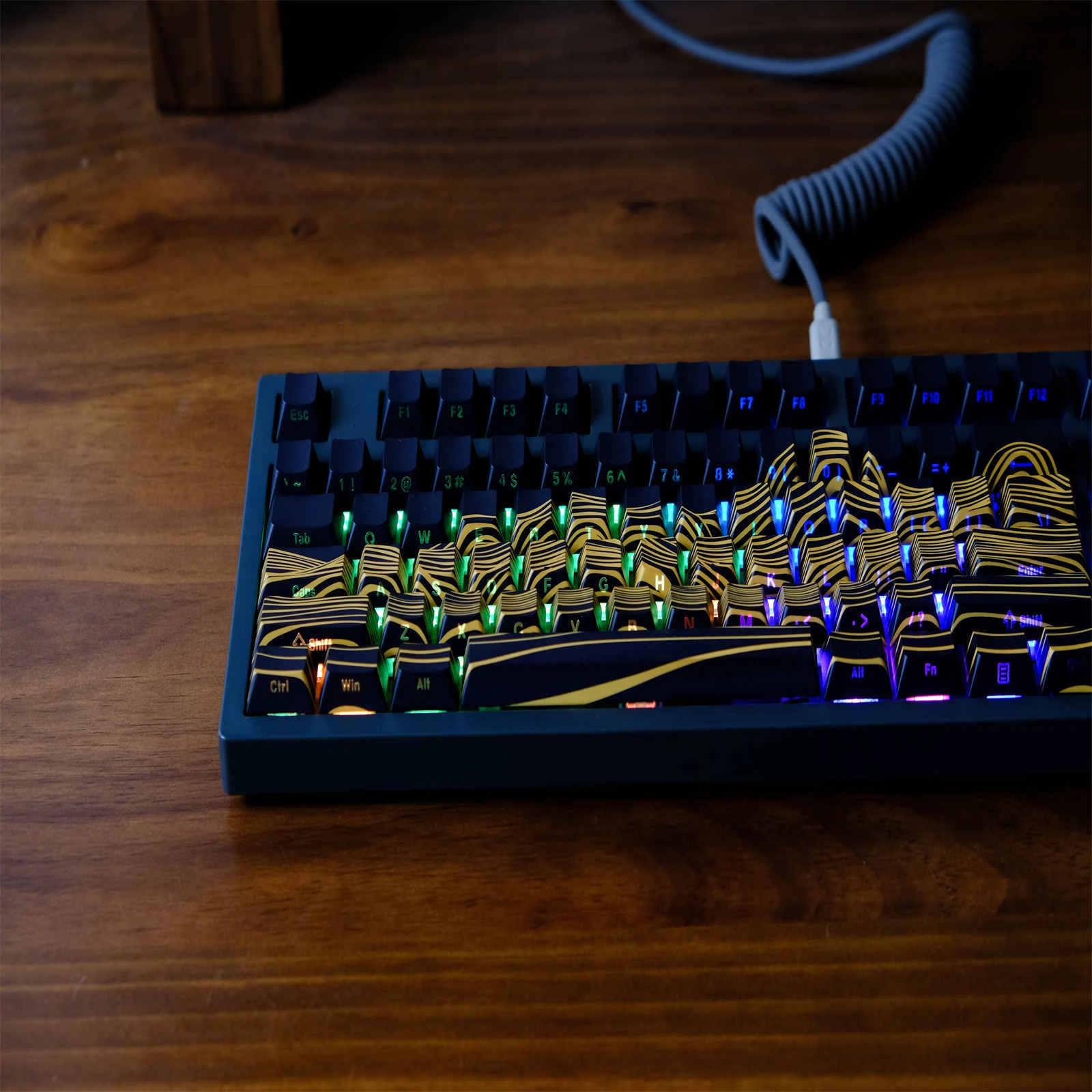 Black Gold Mountai Contour Line Teclas transparentes grabadas lateralmente Teclas PBT de 136 teclas Teclado mecánico Cherry contorno DYE-SUB - imagen 3