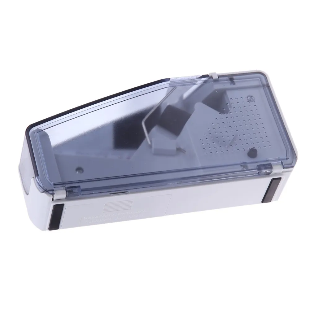 Una caja de plástico transparente con un mango negro