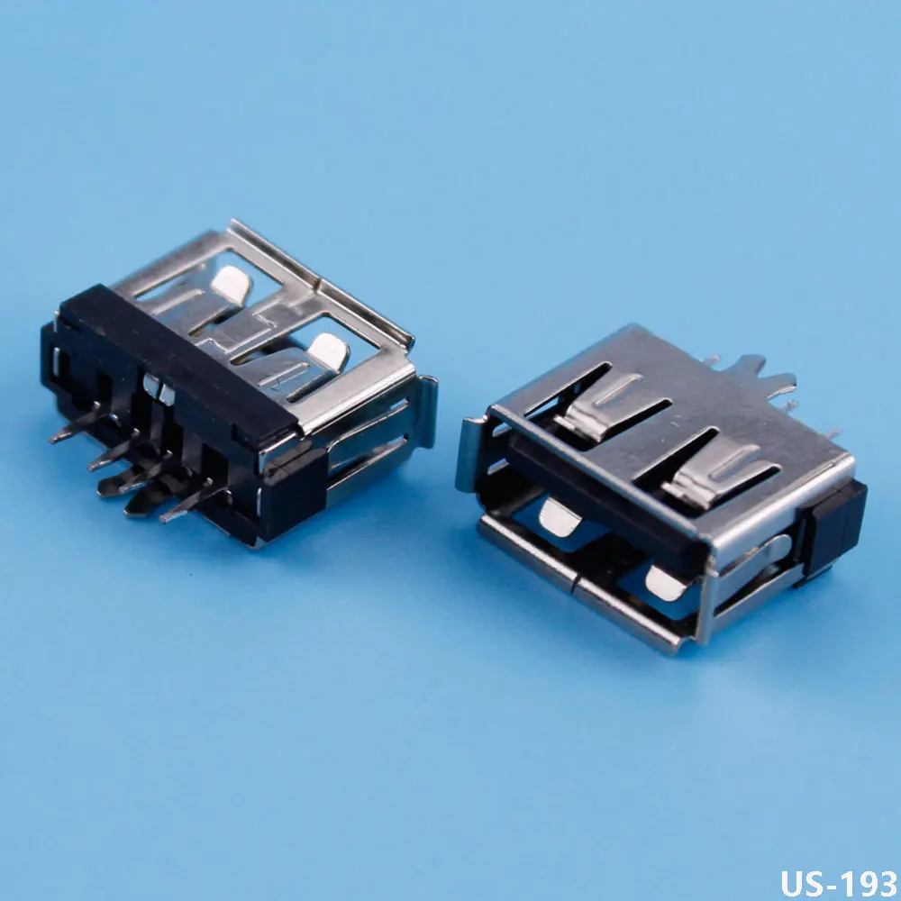 Dos pequeños clips de metal con alfileres en ellos