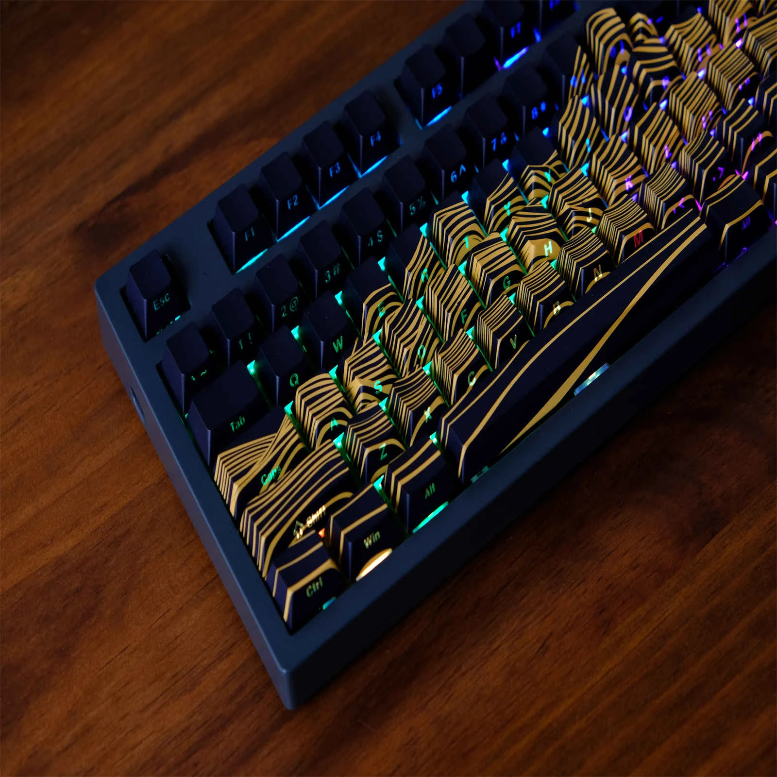 Black Gold Mountai Contour Line Teclas transparentes grabadas lateralmente Teclas PBT de 136 teclas Teclado mecánico Cherry contorno DYE-SUB - imagen 5