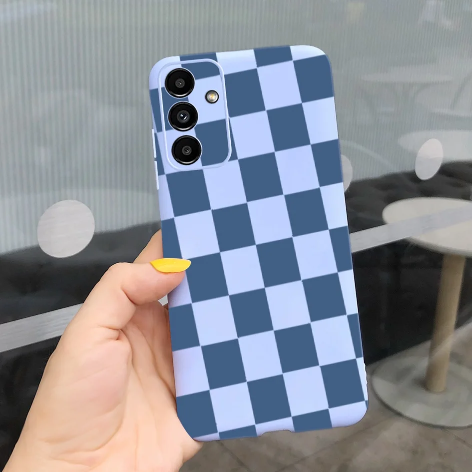 Una persona que sostiene una caja de teléfono celular a cuadros azul