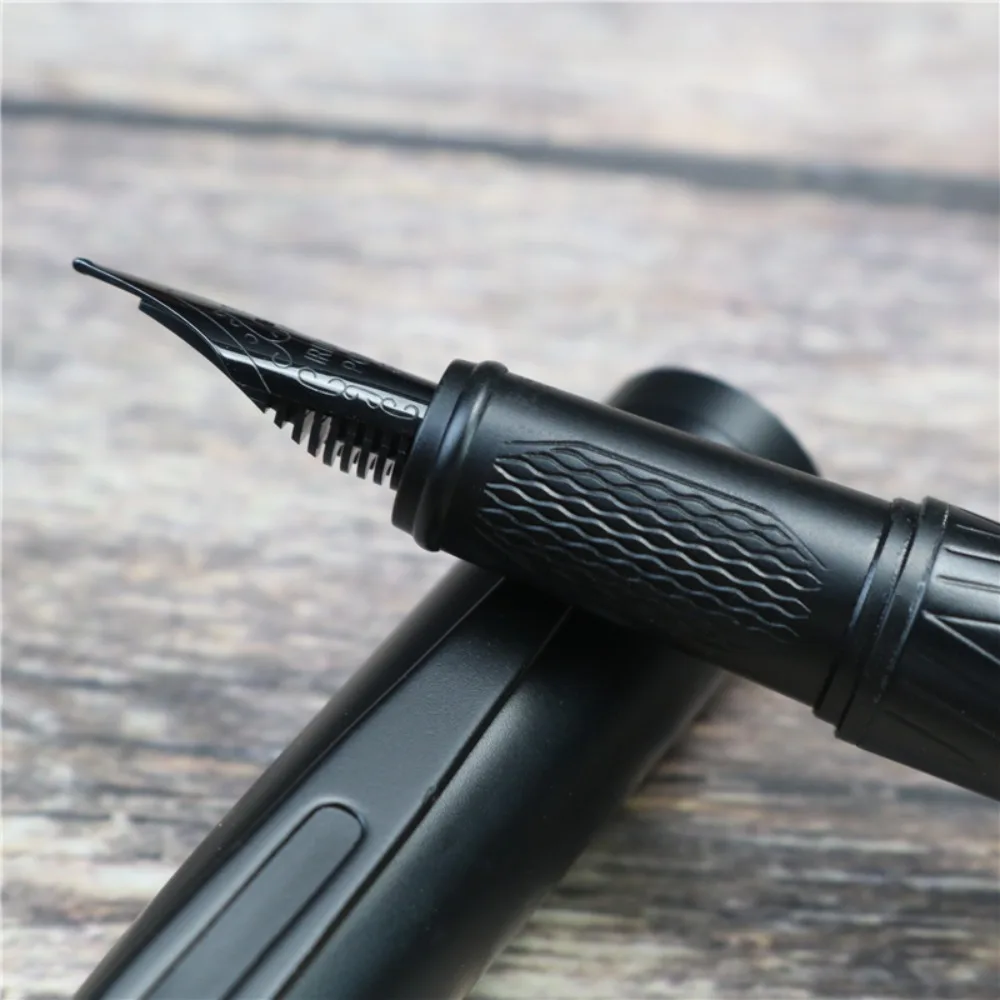 Pluma estilográfica samurái negra de punta de titanio, plumas de tinta suave recargables de 0,5mm, textura de árbol, suministros de escritura - imagen 4