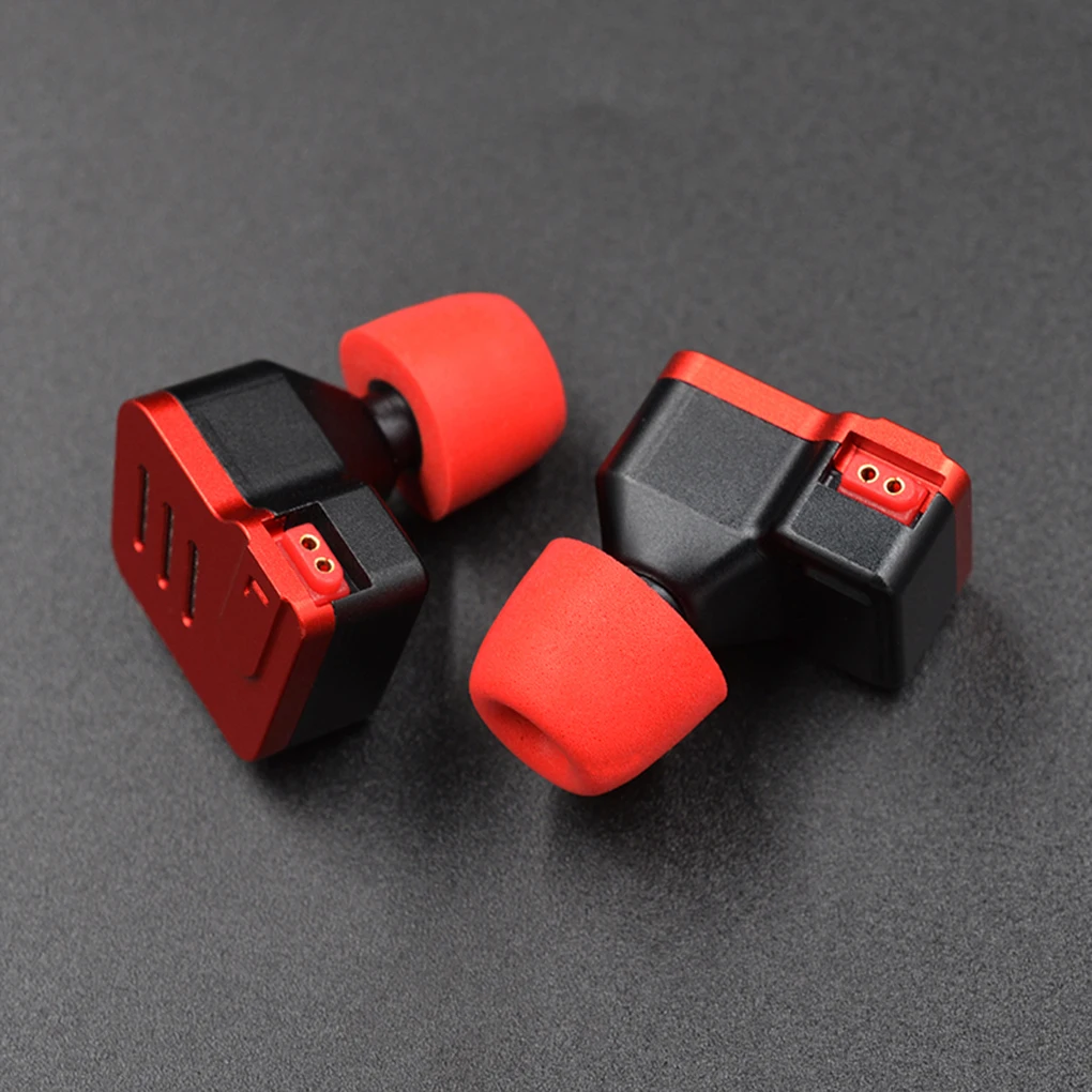 Dos auriculares rojos y negros sobre un fondo