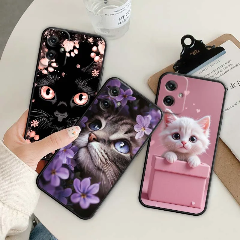 Funda de teléfono negra con diseño de gato y flores de dibujos animados populares para Motorola G85 Edge 50 G24 G35 G14 G04 40 G72 G34 G31 G Stylus G54 G13 G32 5G - imagen 2