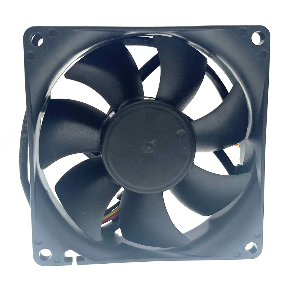 Un ventilador negro con una base