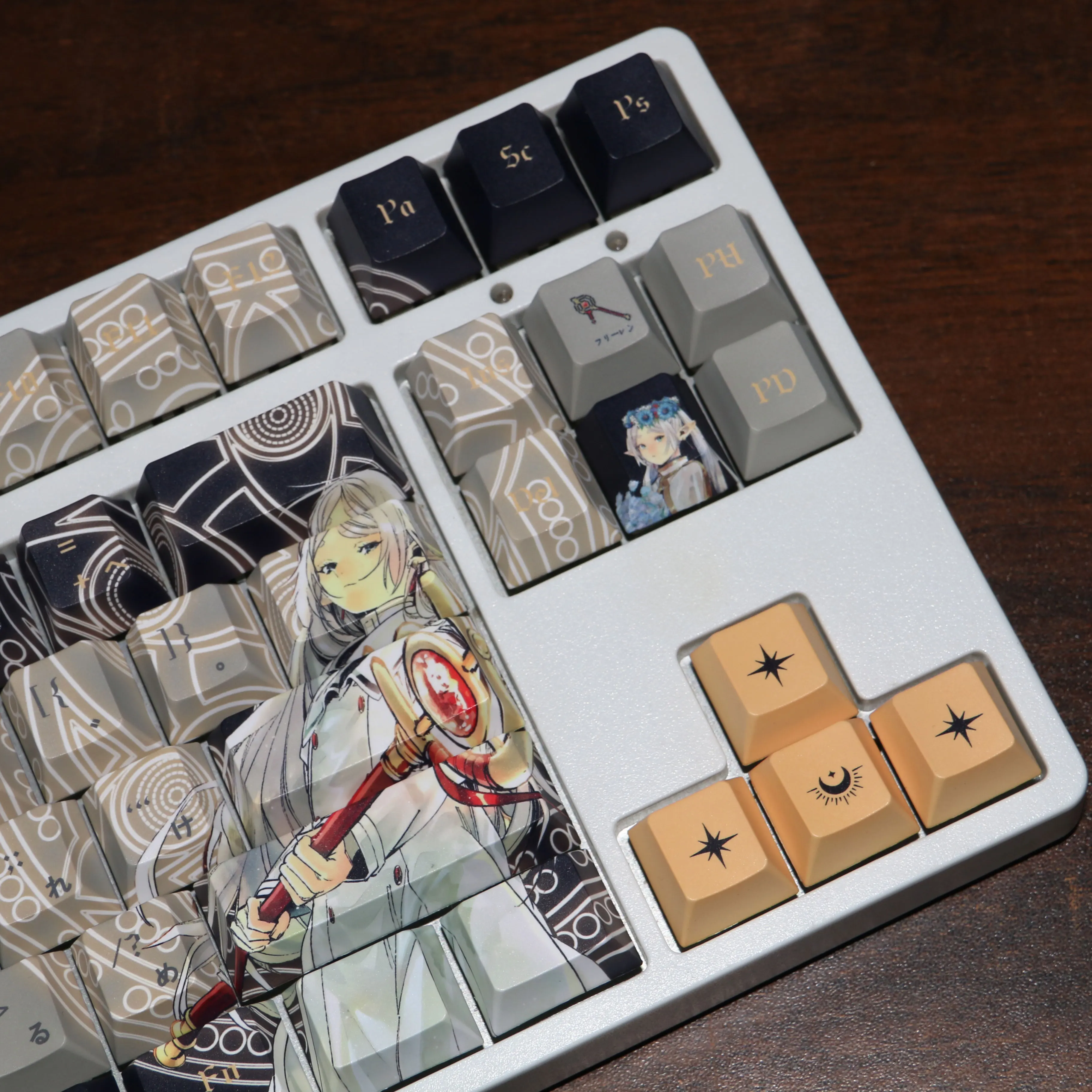 Frieren-teclas con tema de Anime, teclas de Anime PBT Cherry Profile con estampado lateral, Teclado mecánico Made68 Mad68 Wooting 60
