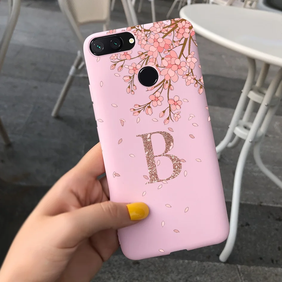 Una caja de teléfono rosa con un diseño de árbol y la letra B