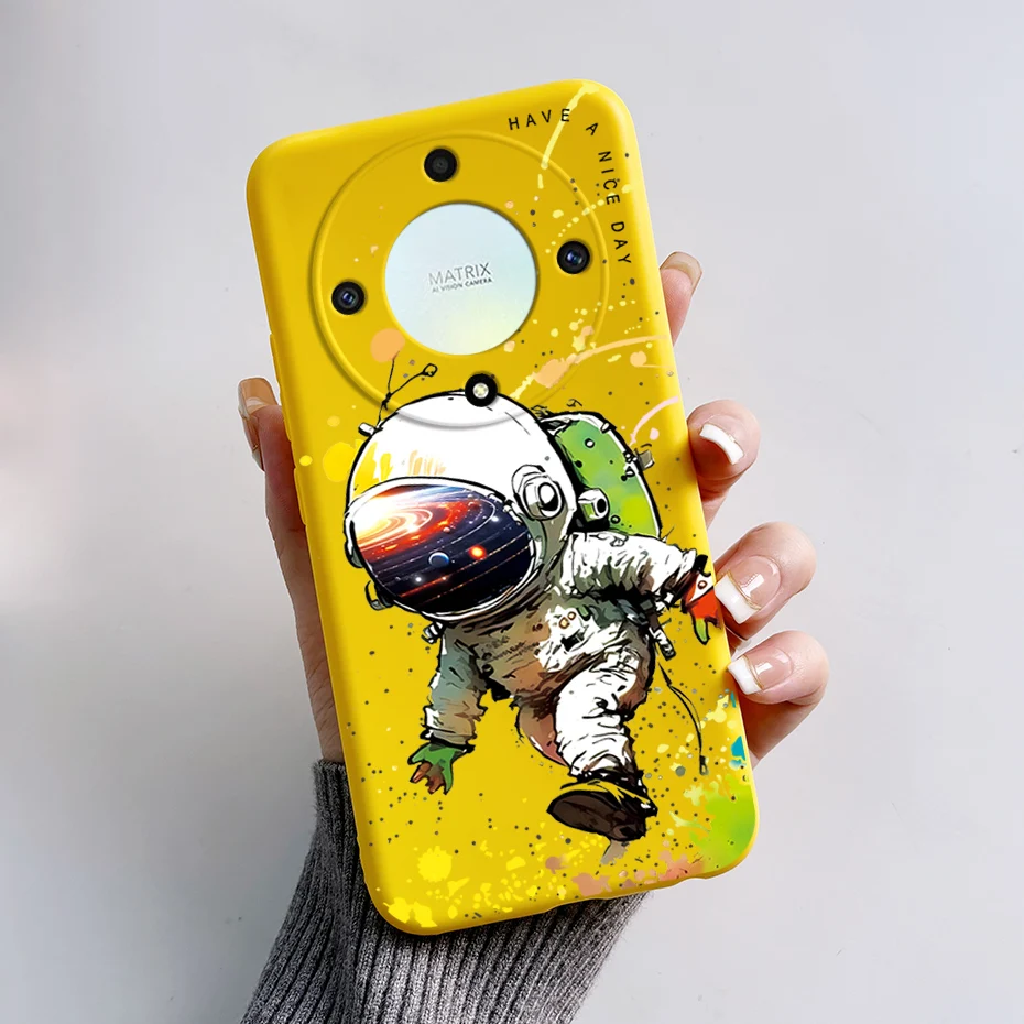 Una persona que sostiene un teléfono celular amarillo con un traje espacial