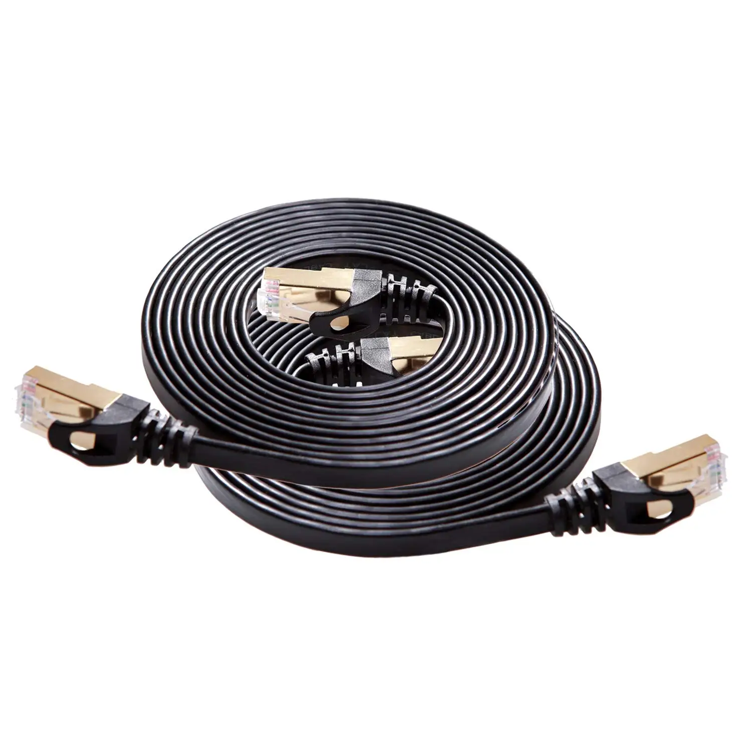 Un cable Ethernet negro con dos conectores