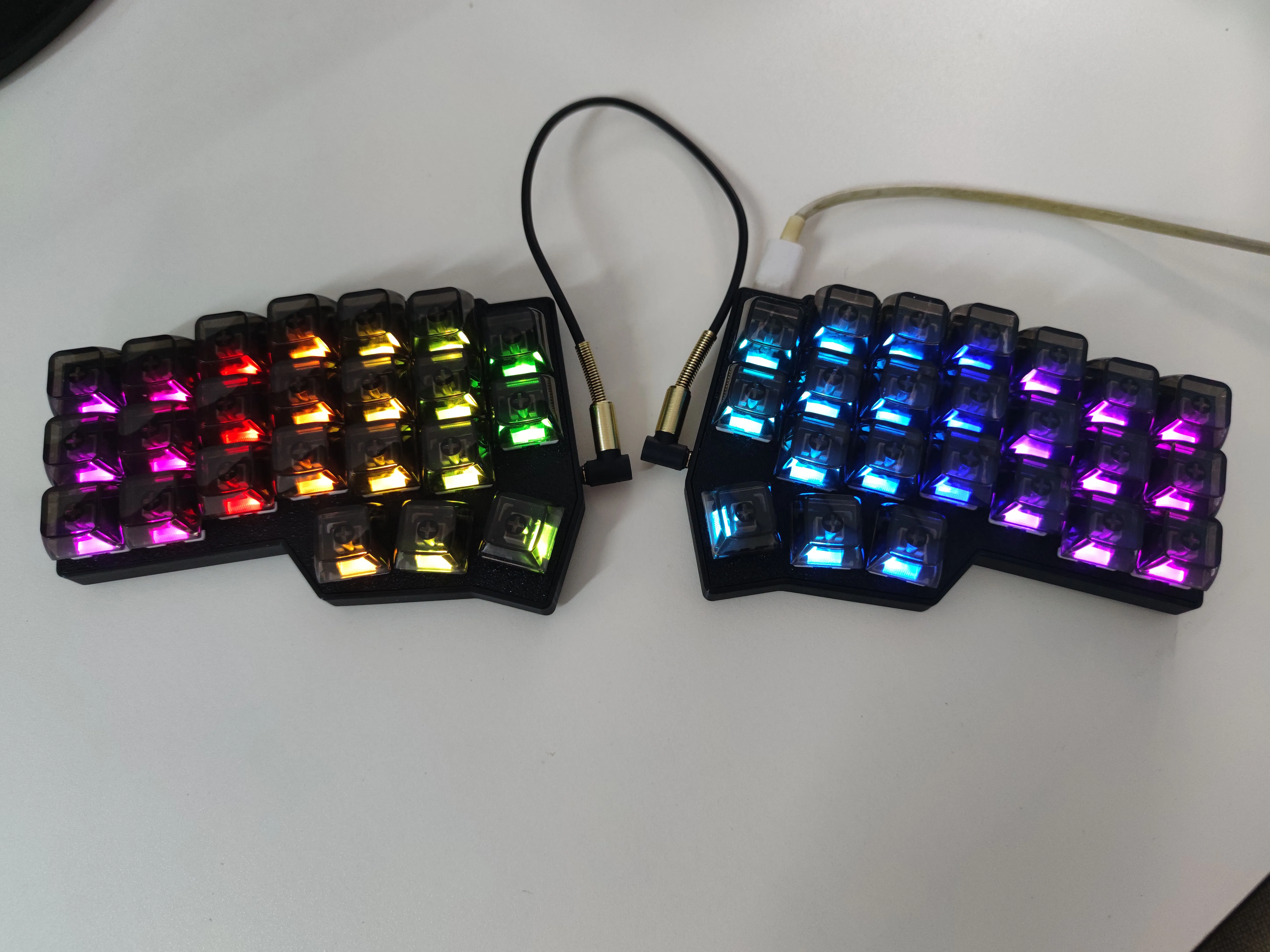 Teclado dividido con cable Corne V4, teclado mecánico personalizado RGB de intercambio en caliente Corne Split para teclas VIAL Keymap, teclas transparentes negras - imagen 2