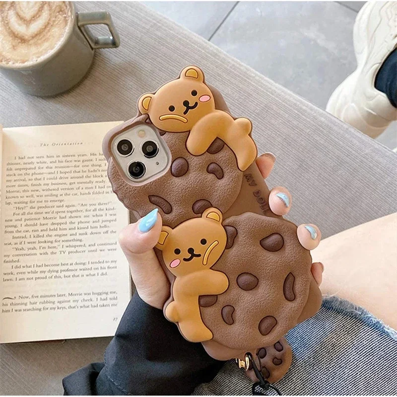 Funda de silicona con dibujo de oso galleta Kawaii para IPhone 14, 13, 11, 12, 15 Pro Max Plus XS XR X 15Pro con funda para llavero con cordón - imagen 5