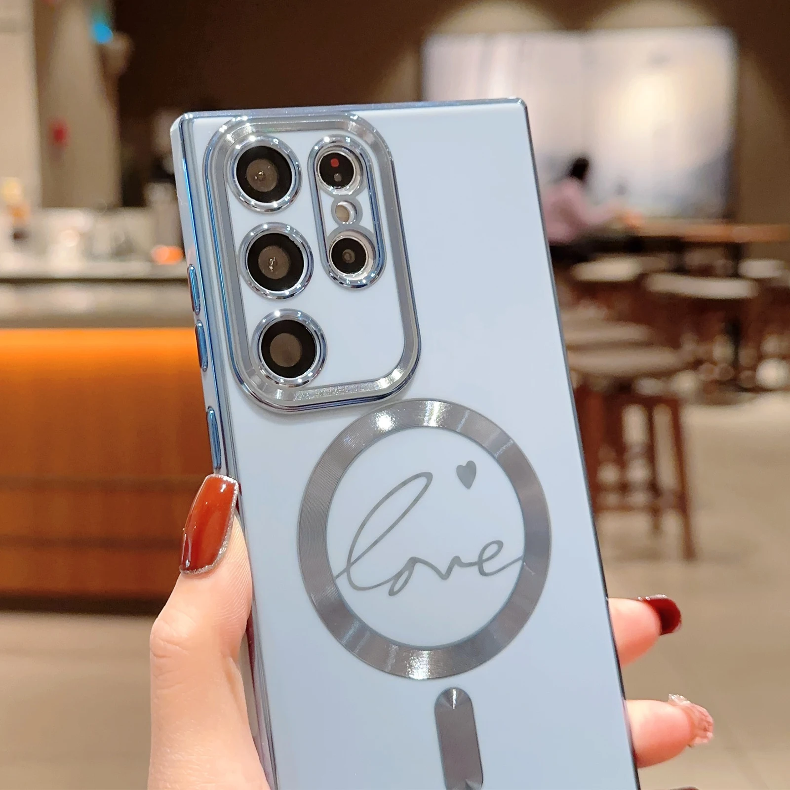 Una persona que sostiene un teléfono celular con la palabra amor