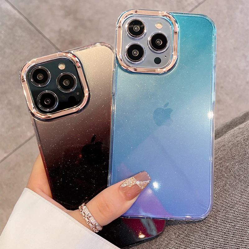 Una persona que sostiene dos teléfonos celulares uno de los cuales es un teléfono de Apple morado