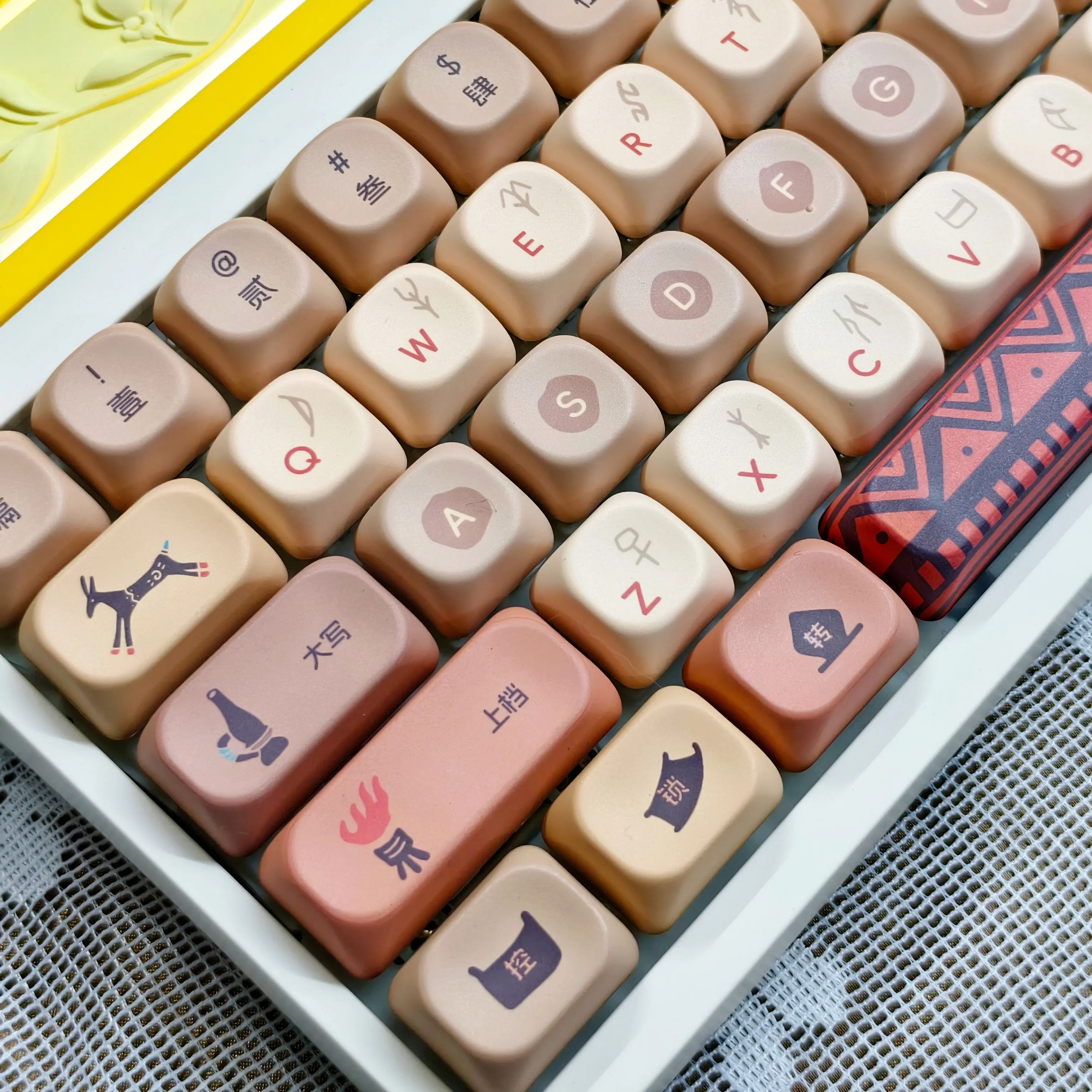 Teclado mecánico sublimado Cherry Qx3 de la tribu primitiva, 134 teclas para teclados Alice, teclas marrones Retro grabadas lateralmente - imagen 5