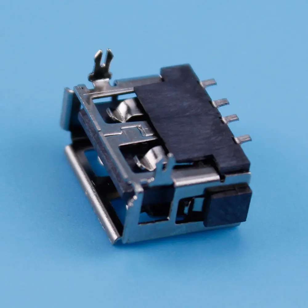 Un pequeño objeto negro y plateado con un alambre unido