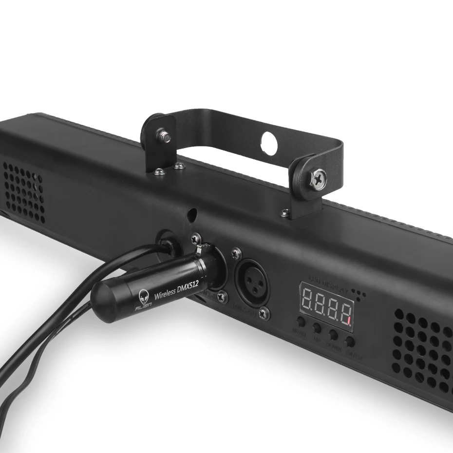 Una caja negra con una pantalla digital y un cable de alimentación