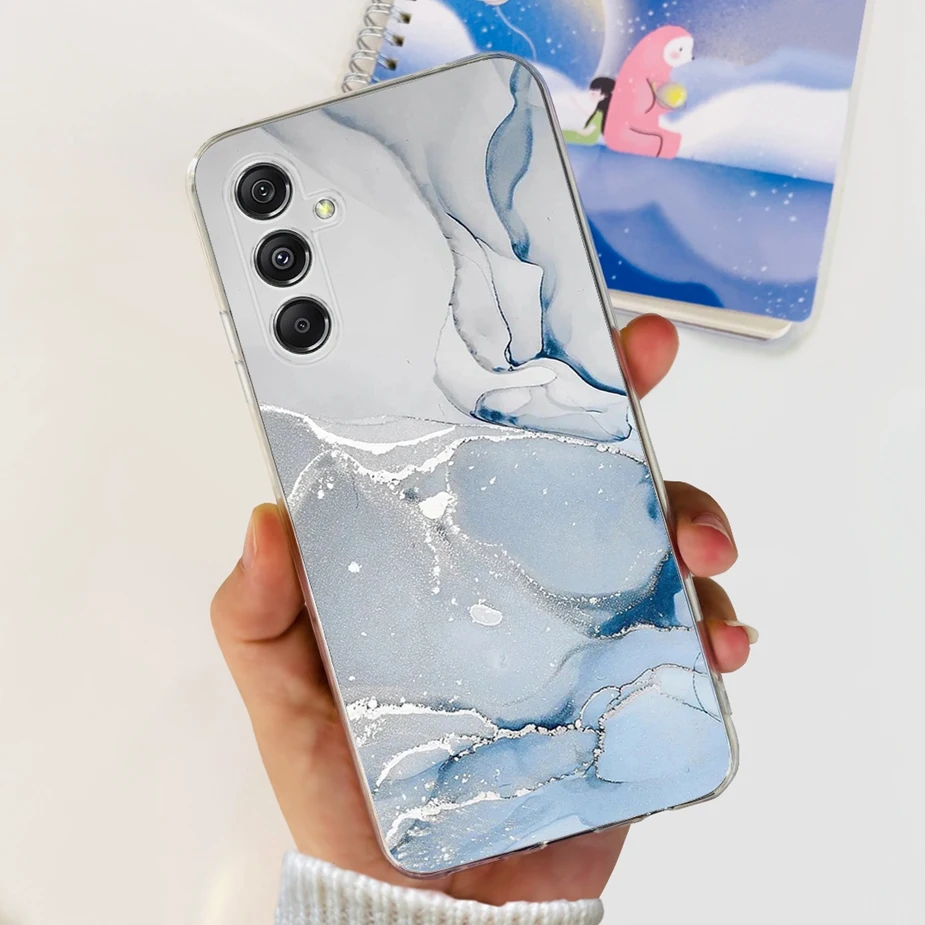 Una persona que sostiene un teléfono celular con estuche mármol