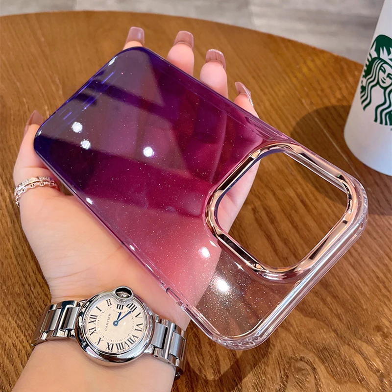 Una mujer está sosteniendo un estuche morado para un teléfono celular