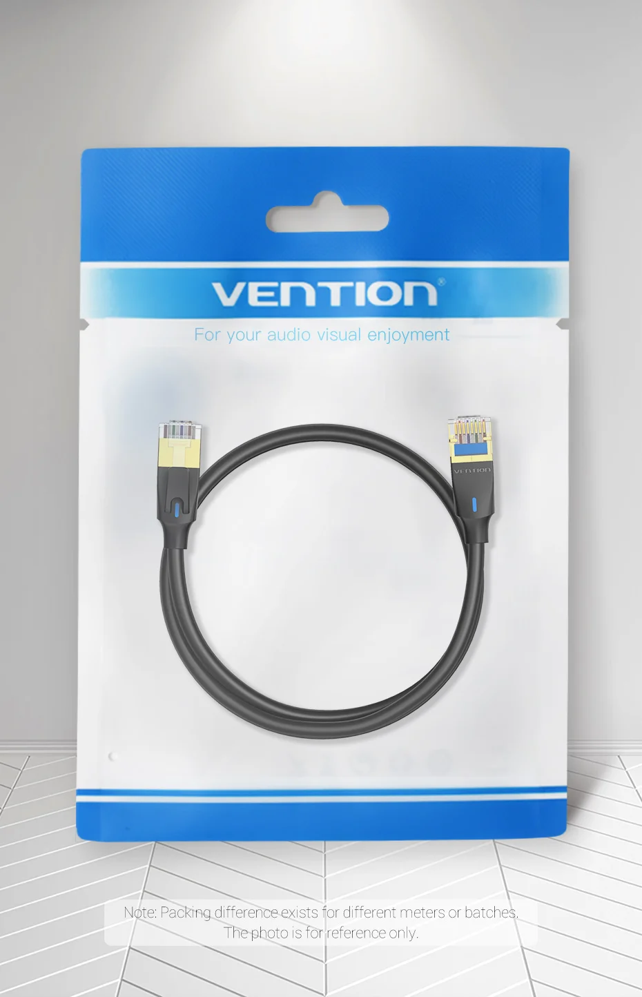 Un paquete azul y blanco de un cable USB negro