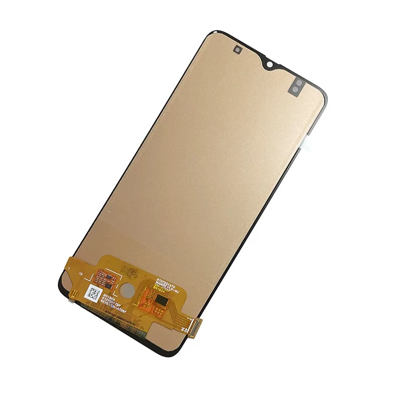 Un teléfono celular con un oro de oro y una pegatina en la parte posterior