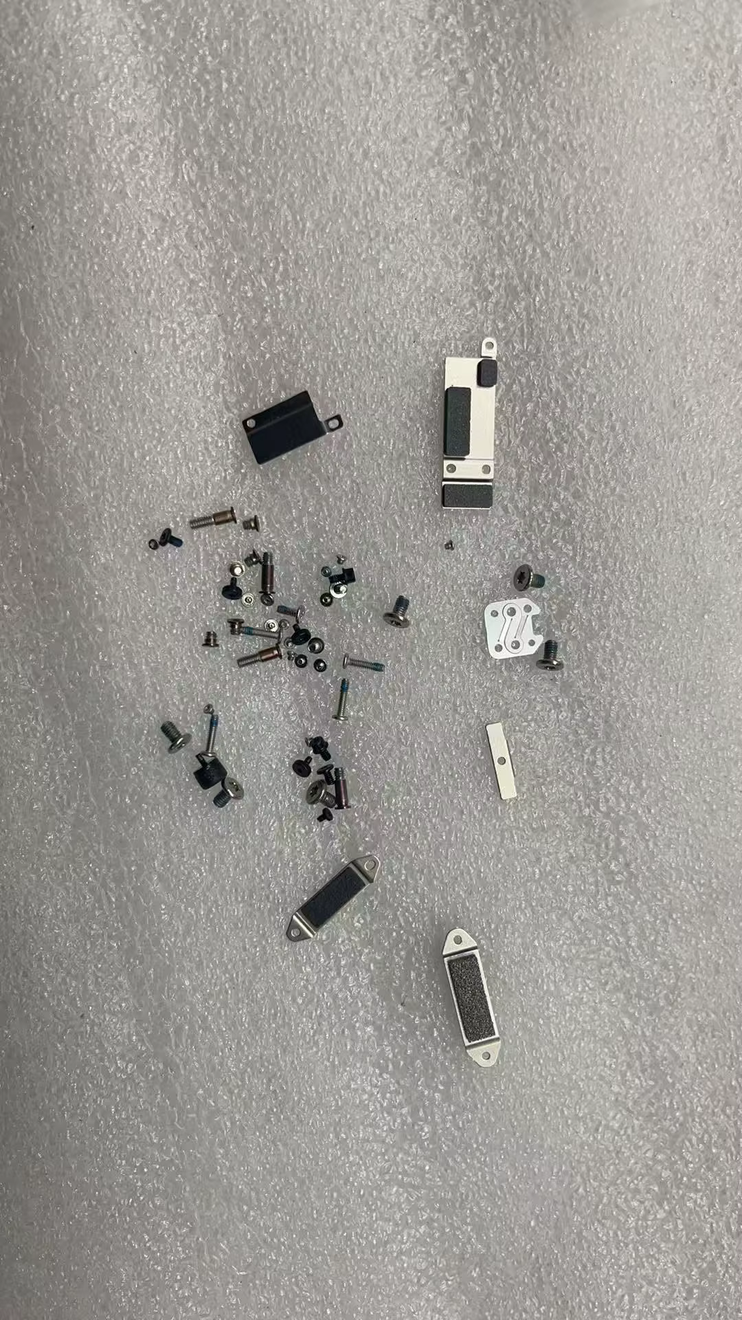 Tornillos Internos MacBook Air A1932 A2337 – Plástico y Hierro - imagen 5