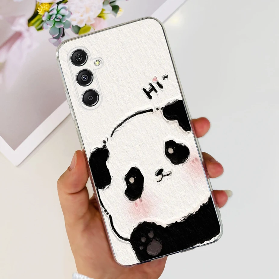 Una persona que sostiene un teléfono con panda