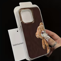 Yusha lindo oso vino fondo rojo juguete de peluche funda de teléfono para iPhone 17 16 15 Pro Max 14 13 12 11 XS X XR 7 8 Plus 16E Air Cover