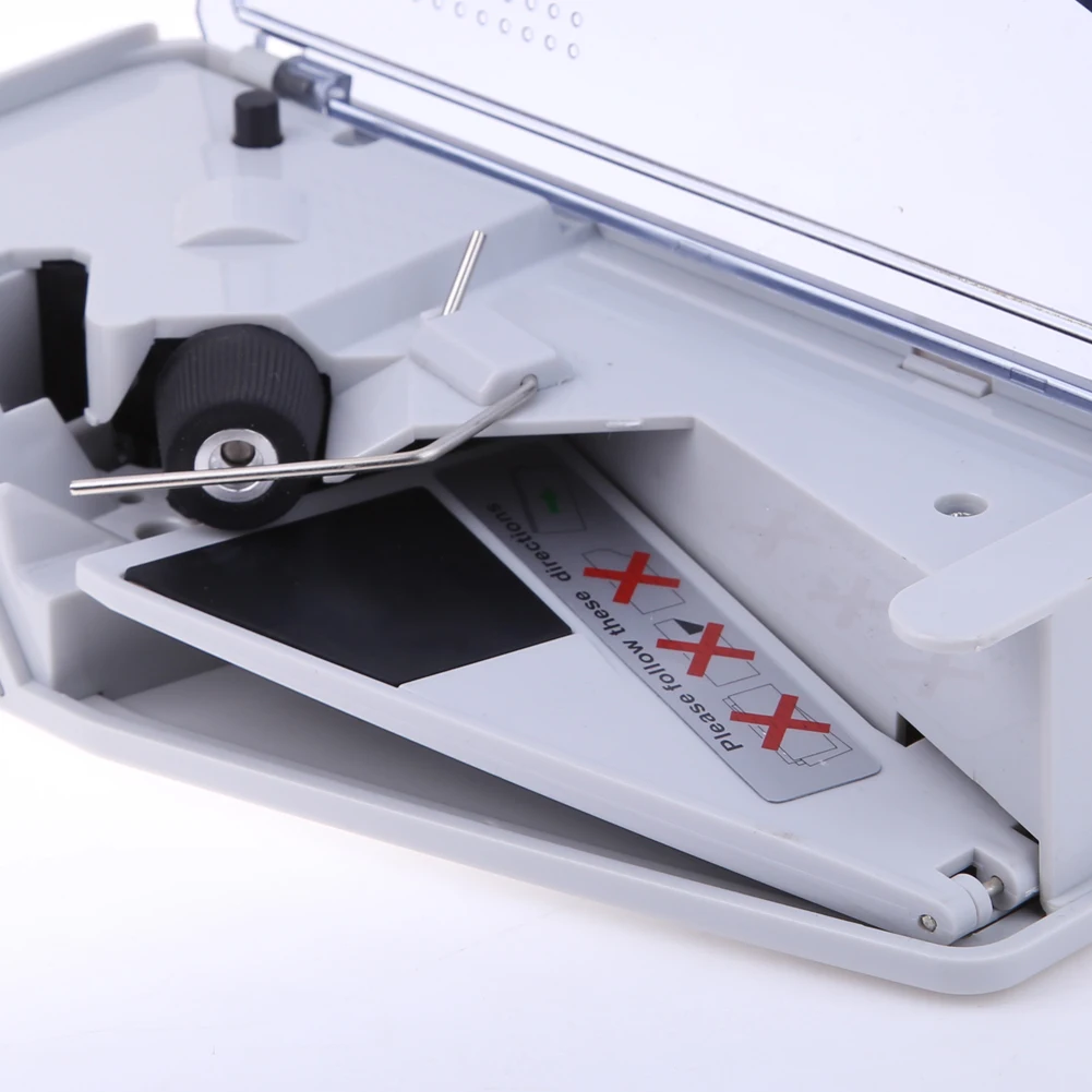 Un dispositivo blanco con pantalla negra y X rojo en él