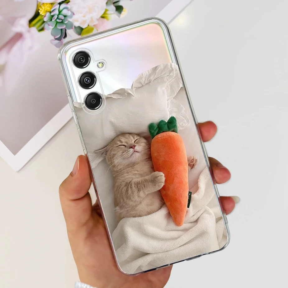 Una persona que sostiene un teléfono celular con un gato y zanahoria en la pantalla