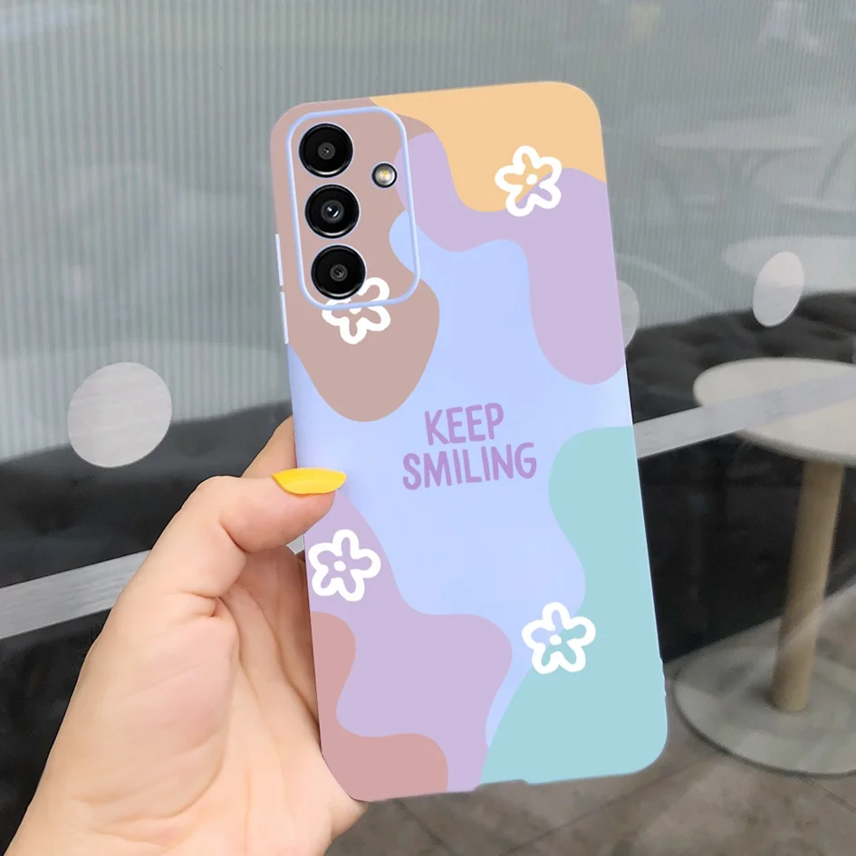 Una persona que sostiene un teléfono con un diseño de flores y las palabras siguen sonriendo