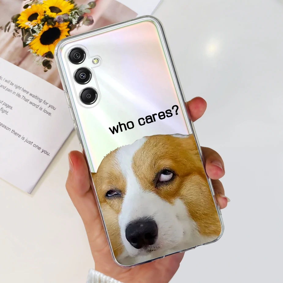 Una persona que sostiene un teléfono con un perro en la pantalla