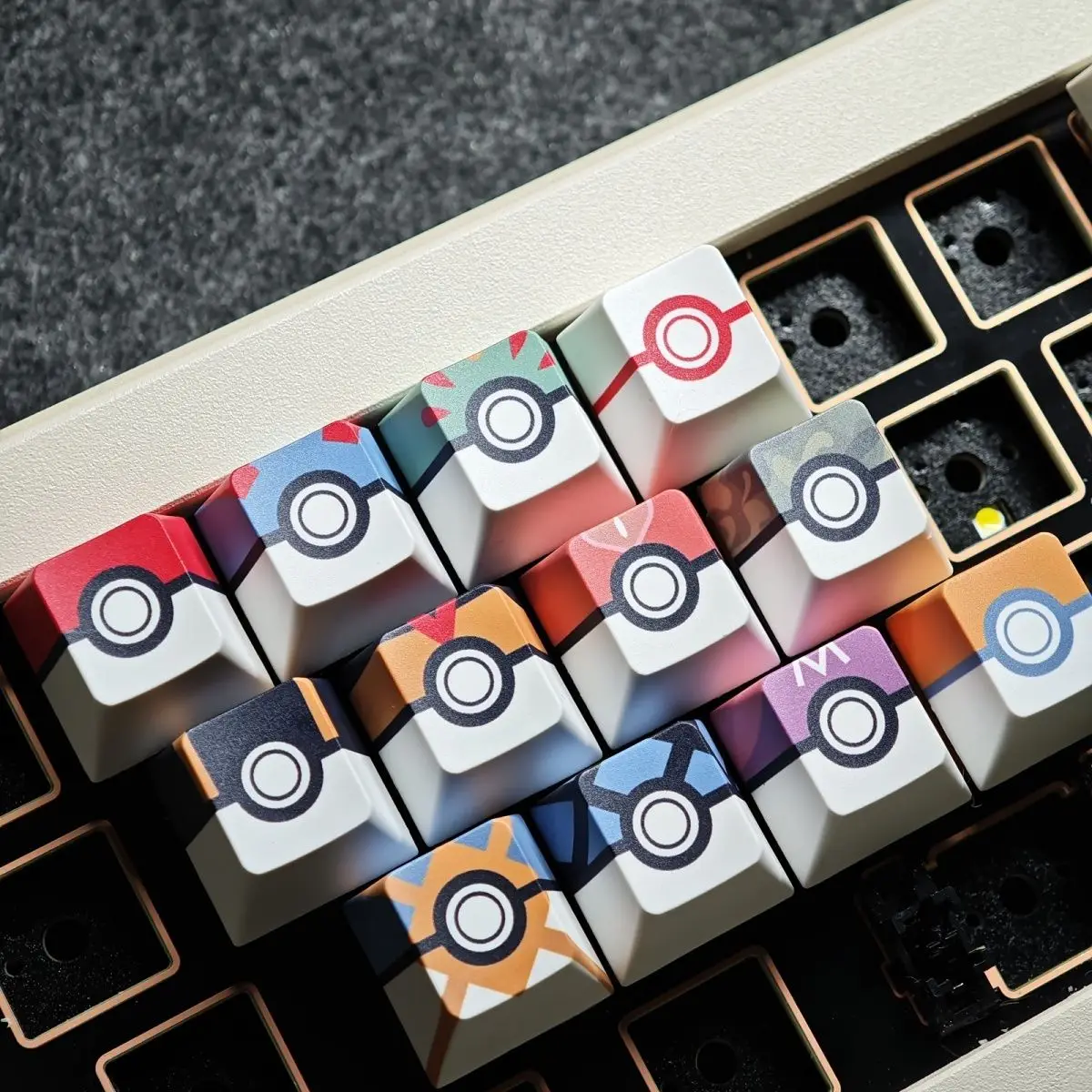Anime periférico Pokemon Pokeball teclado teclas teclados mecánicos decoración única fábrica cereza altura R4 Gameboy regalo